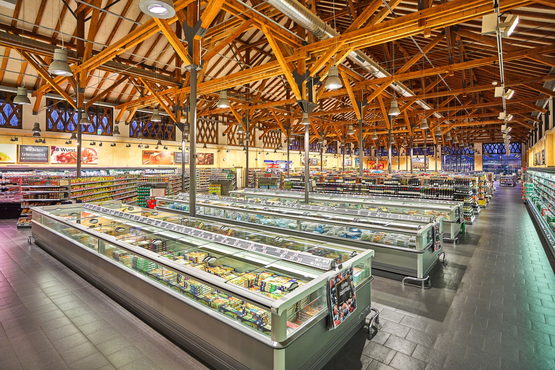 Umzug in die ehemalige Raufutterhalle der Karfreitkaserne und Neueröffnung des Marktes in Brannenburg