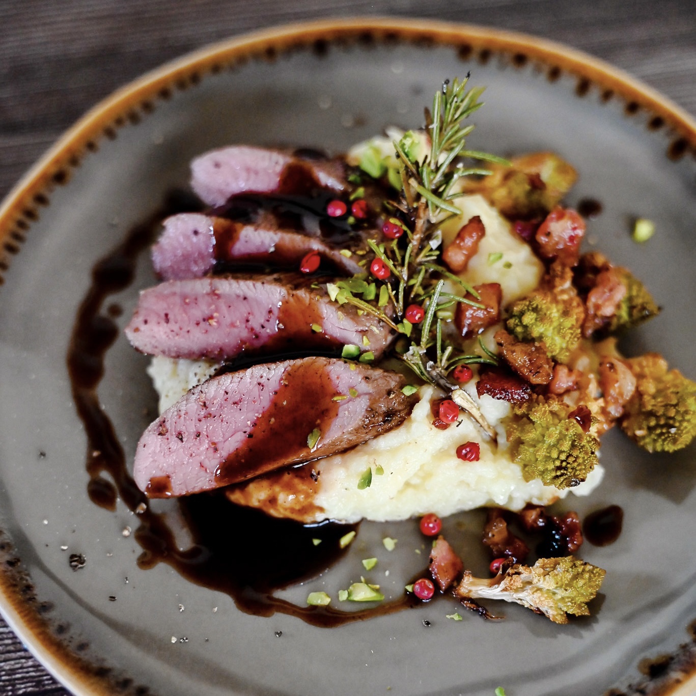 Lammlachse mit Pastinakenpüree und Romanesco